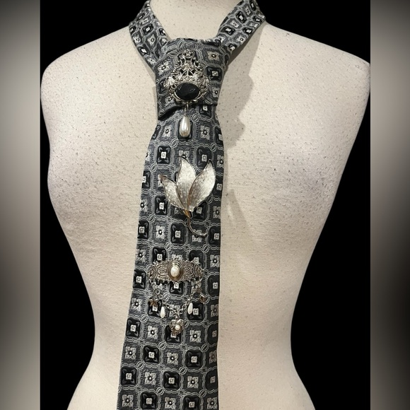 Brooch project in gray /black! A new look everyone can wear! Statement maker! - Picture 2 of 2